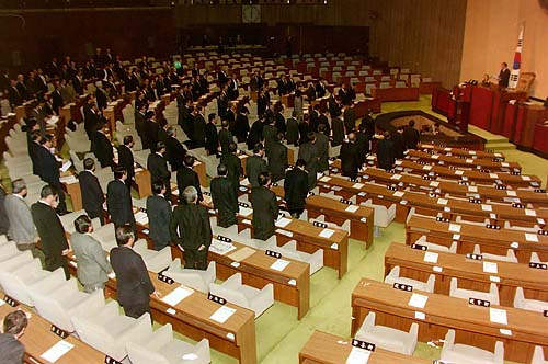 1996년 12월 새벽, 신한국당은 국회 본회의장에서 오세응 부의장의 사회로 본회의를 열어 7분만에 노동관계법 및 안기부법 개정안을 기립표결로 기습처리했다. 